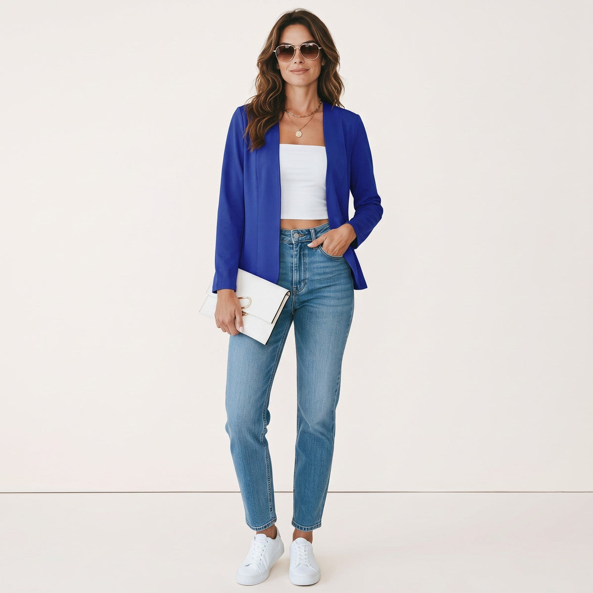 Model draagt een blauwe Crisstians fashionstore kraagloze cardigan jas met slim fit pasvorm en witte top.