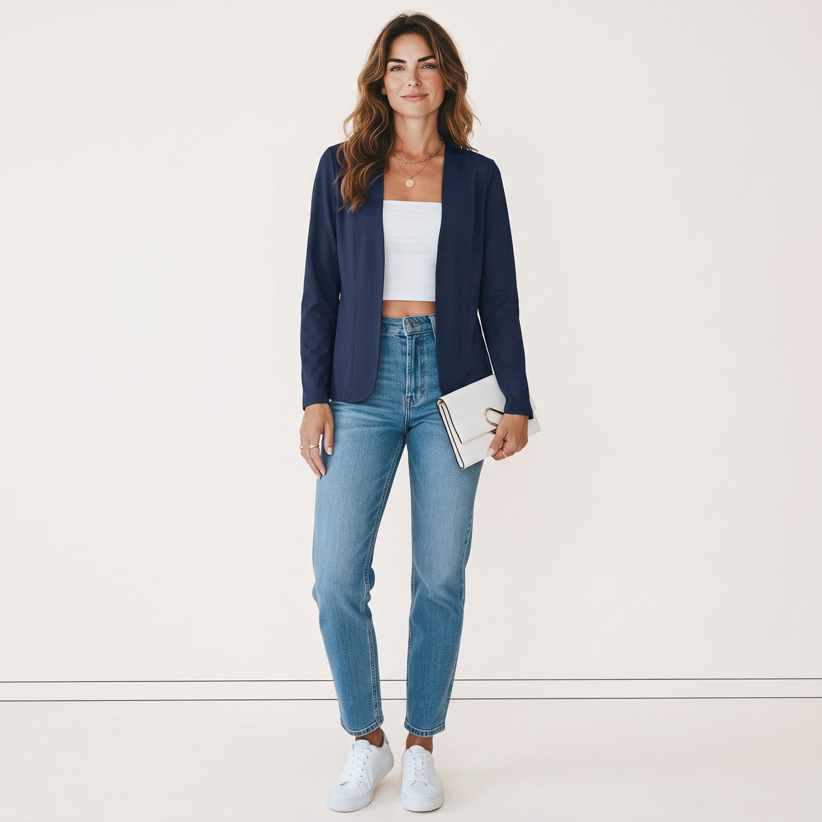 Crisstians fashionstore donkerblauw kraagloos vestjasje met slanke pasvorm gedragen door een vrouw met jeans en top.