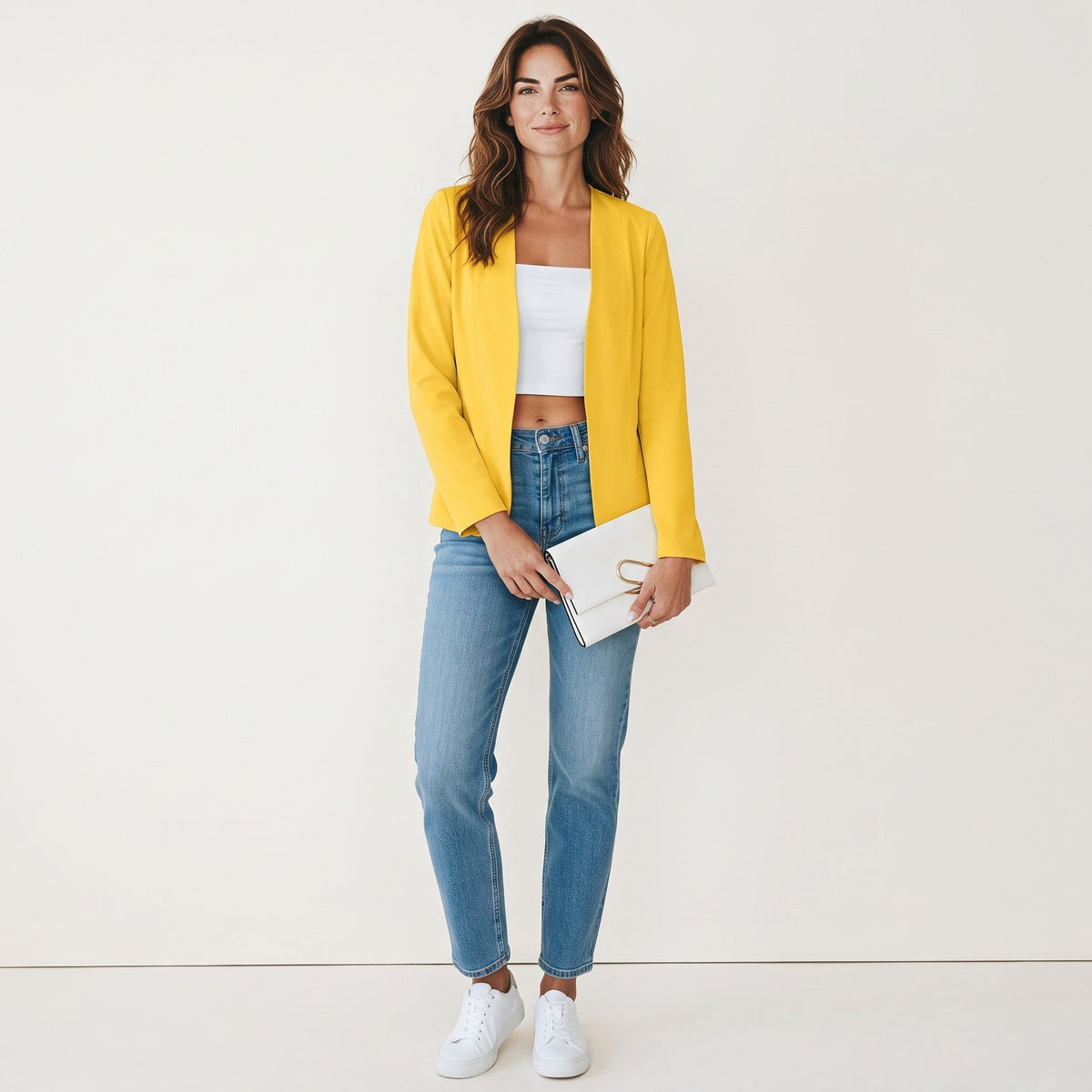 Crisstians fashionstore gele, getailleerde cardigan jas zonder kraag gedragen door een model met jeans en witte top.