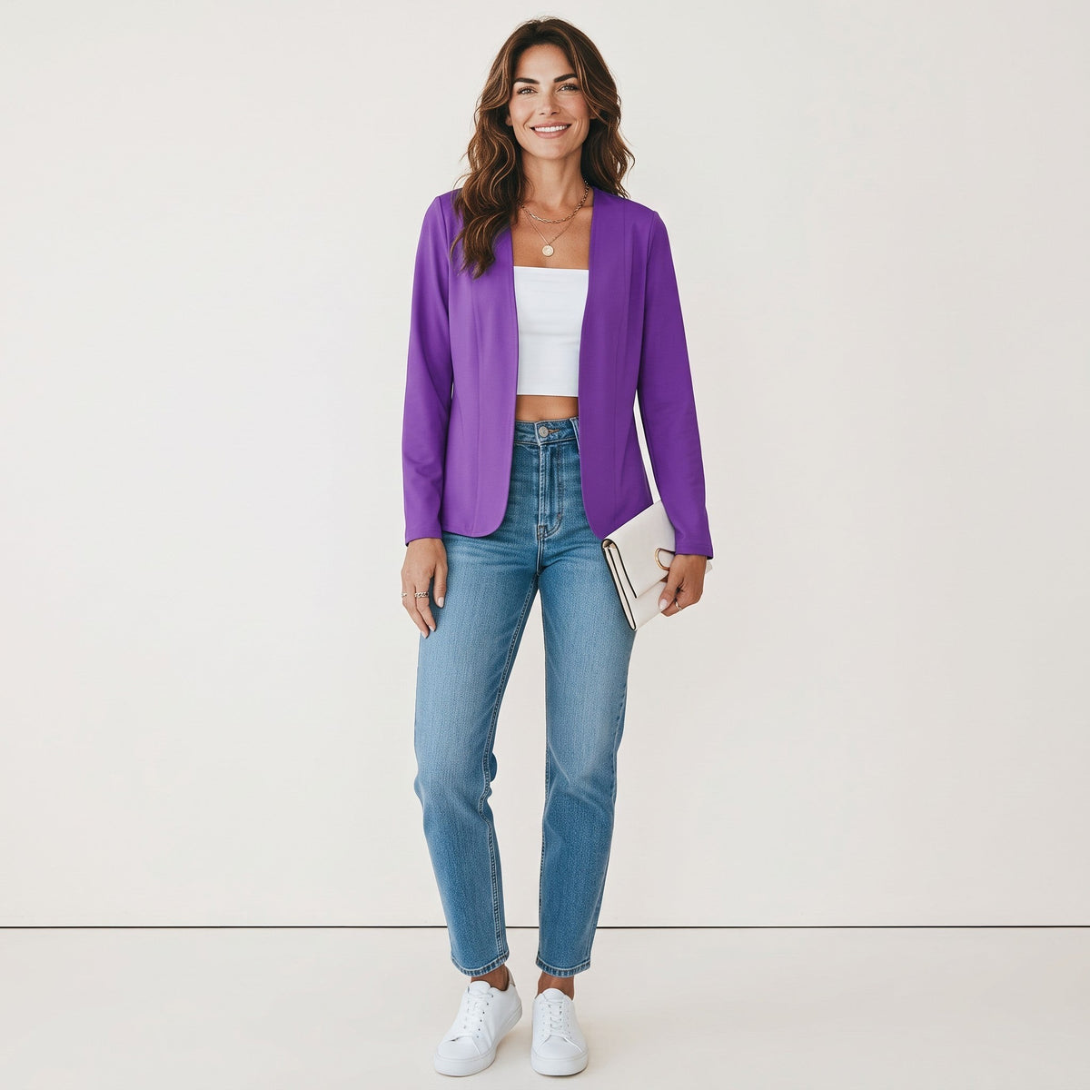 Vrouw draagt een paars Crisstians fashionstore kraagloos vestje met slim-fit pasvorm, gecombineerd met jeans en sneakers.