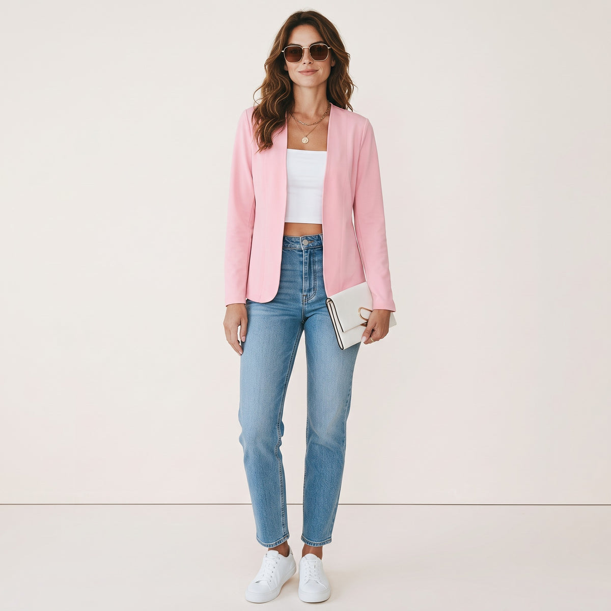 Crisstians fashionstore roze collarless damesjasje met slim fit pasvorm, gedragen door een model met jeans en sneakers.