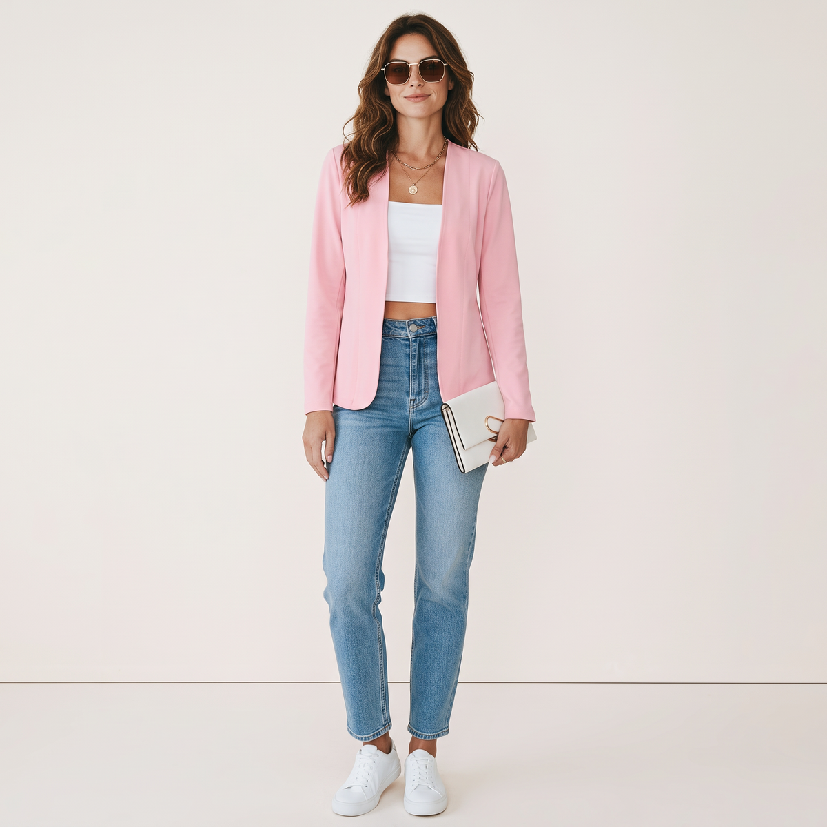Crisstians fashionstore roze collarless damesjas met slanke pasvorm, gedragen door een model met jeans en witte sneakers.