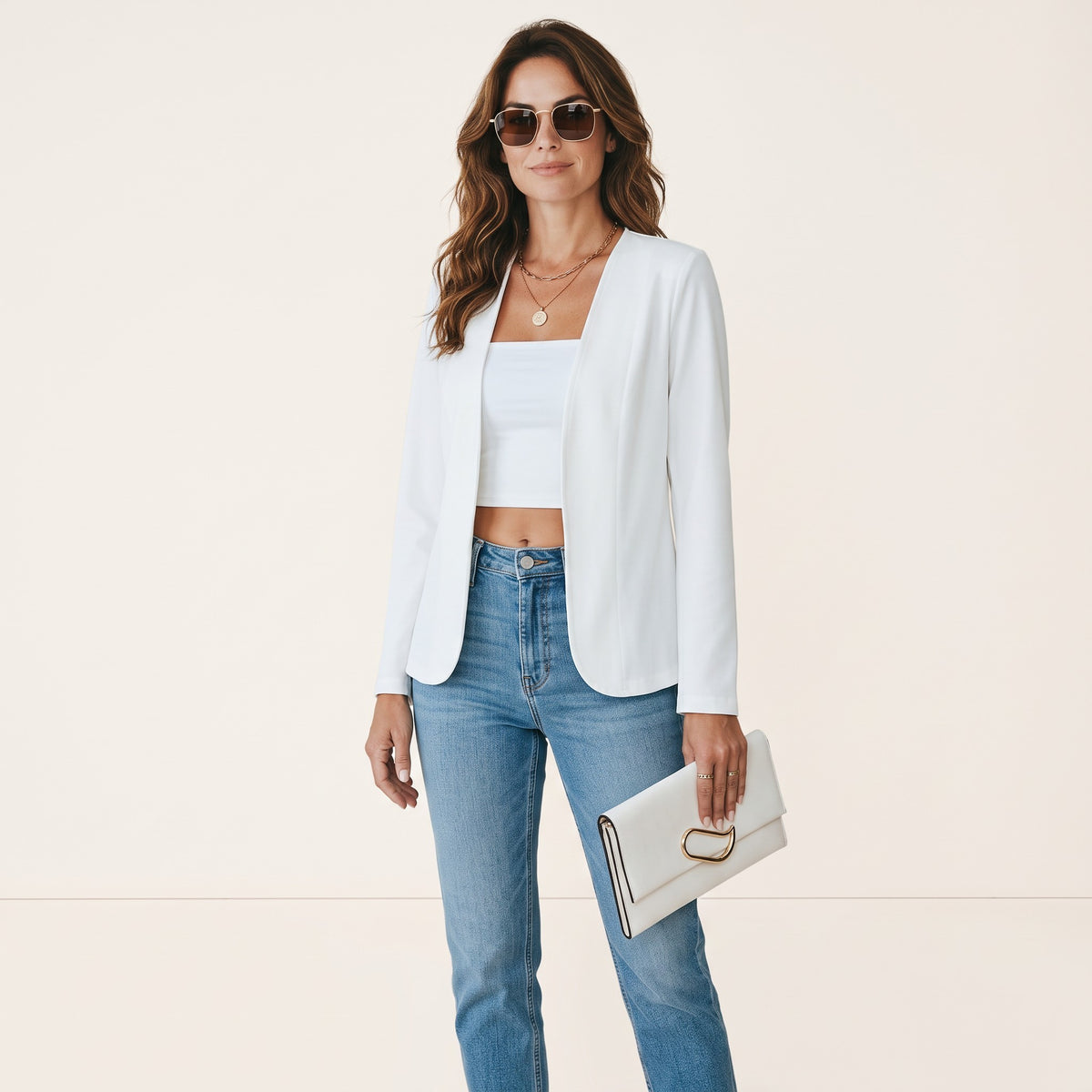 Model draagt een witte Crisstians fashionstore kraagloze cardigan jas met slim fit pasvorm en een witte clutch.